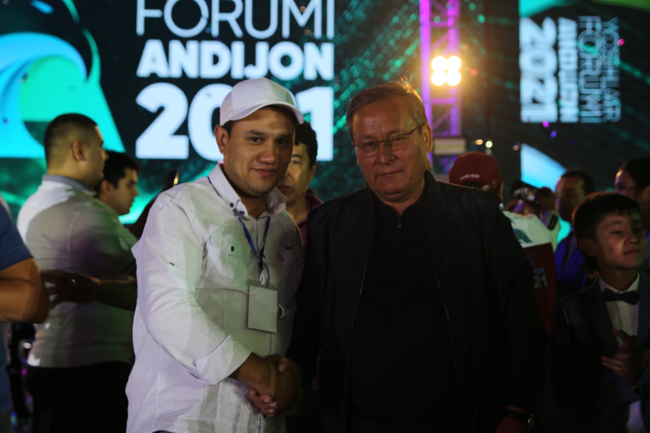 Андижон вилояти хокими Ш.Абдурахмонов ва театр директори Х.Жўрабоев 